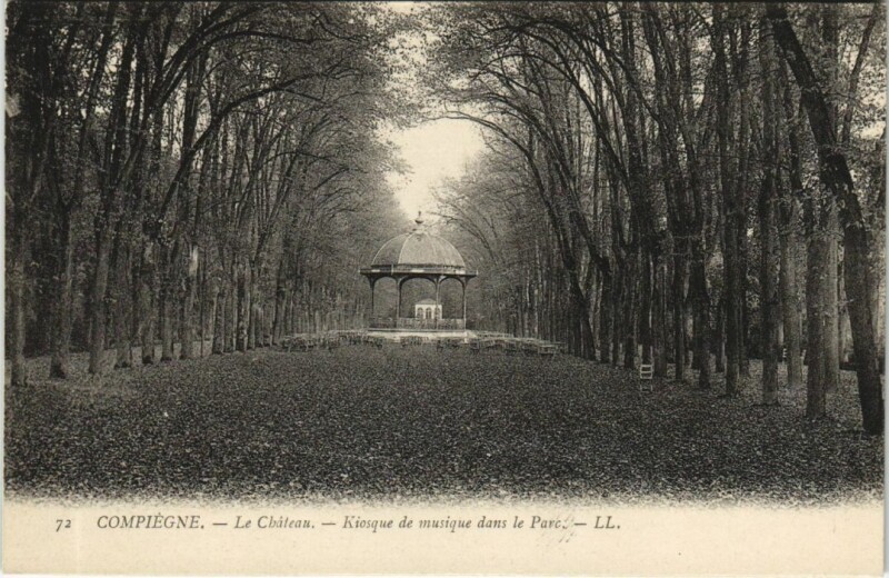 Carte postale ancienne Compiegne Le Chateau - Kiosque de Musique dans le Parc