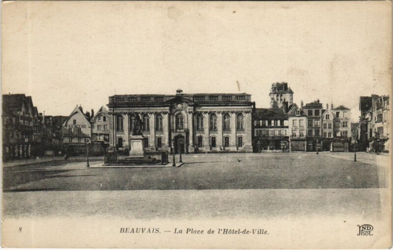Carte postale ancienne Beauvais La Place de l'Hotel de Ville à Beauvais