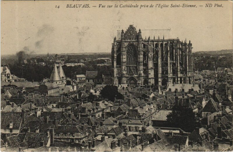 Carte postale ancienne Beauvais Vue sur la Cathedrale prise de l'Eglise Saint-Etienne à Beauvais