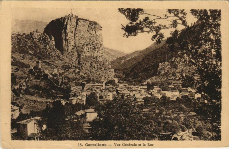 Carte postale ancienne Castellane Vue Generale et le Roc à Castellane