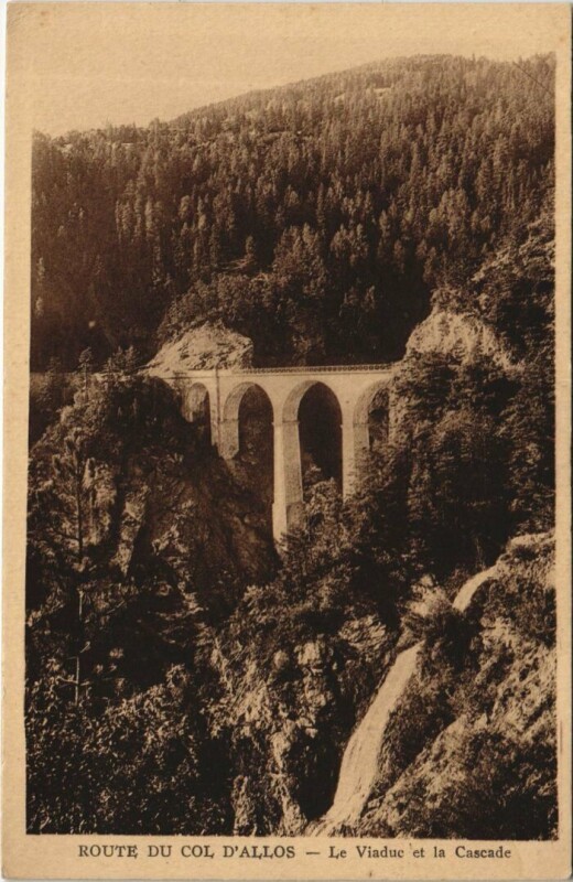 Carte postale ancienne Route du Col d'Allos - Le Viaduc et la Cascade à Allos
