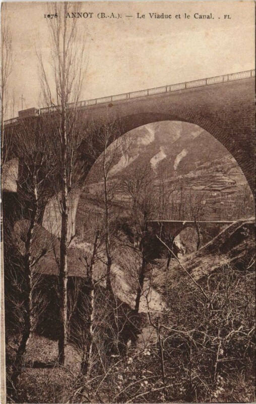 Carte postale ancienne Annot Le Viaduc et le Canal à Annot