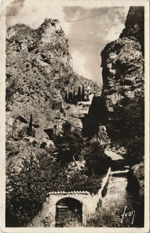 Carte postale ancienne Moustiers-Sainte-Marie Chemin a la Chapelle N-D de Beauvoir à Moustiers-Sainte-Marie