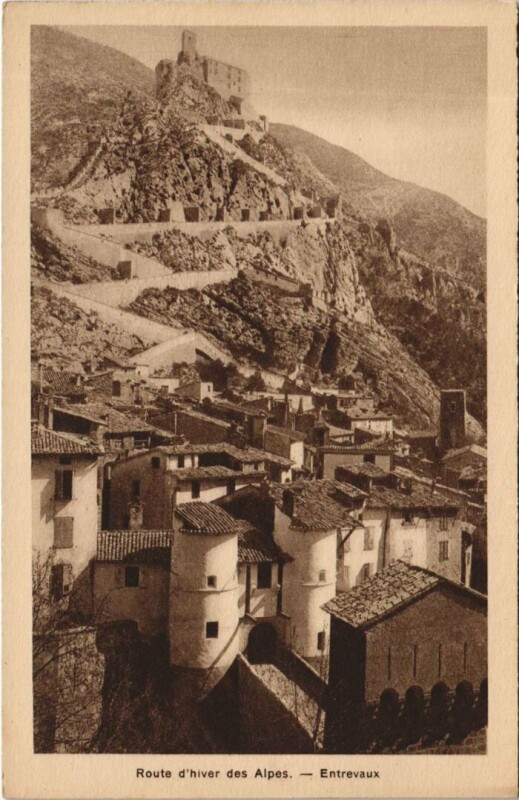 Carte postale ancienne Entrevaux Town Scene à Entrevaux