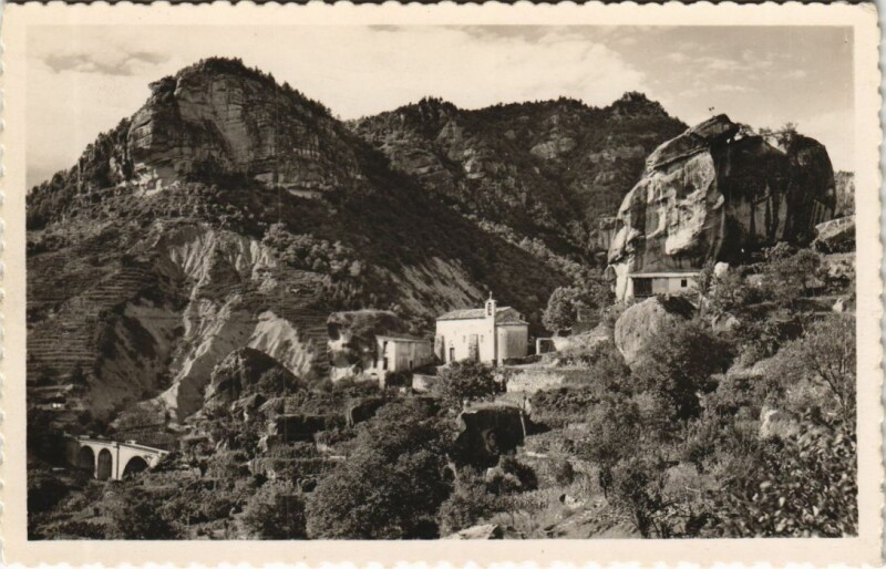 Carte postale ancienne Annot Chapelle Notre-Dame de Vers-la-Ville et Baou du Parou à Annot