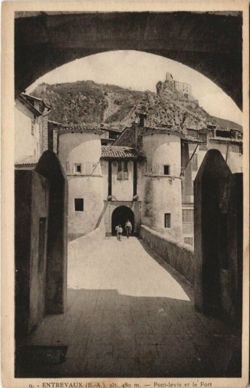 Carte postale ancienne Entrevaux Pont-Levis et le Fort à Entrevaux