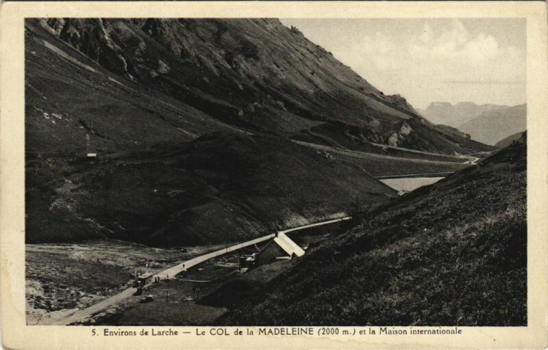 Carte postale ancienne Larche Env. - Le Col de la Madeleine et la Maison Internationale