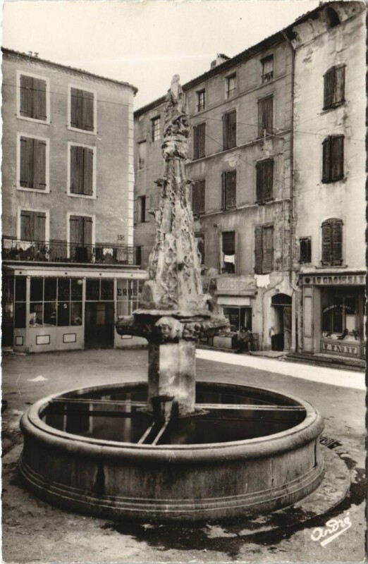 Carte postale ancienne Forcalquier Fontaine Saint-Michel à Forcalquier