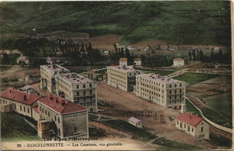 Carte postale ancienne Barcelonnette Les Casernes - Vue Generale à Barcelonnette