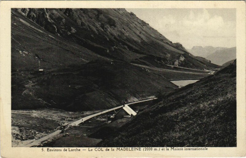 Carte postale ancienne Larche Env. - Le Col de la Madeleine et la Maison Internationale