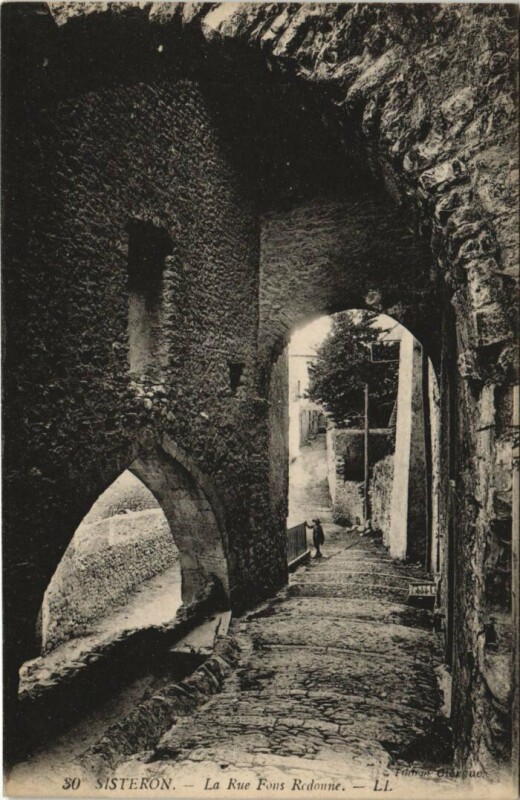 Carte postale ancienne Sisteron La Rue Fons Redonne à Sisteron