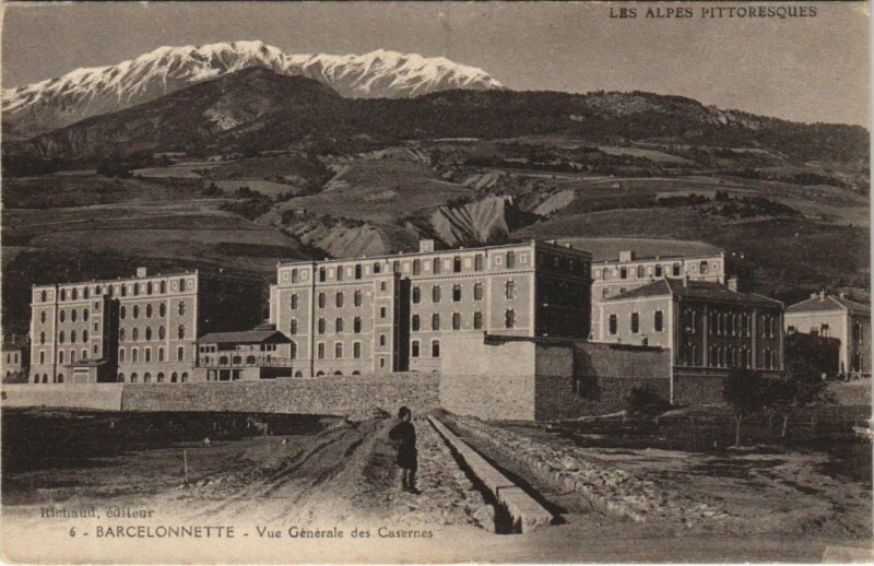 Carte postale ancienne Barcelonnette Vue Generale des Casernes à Barcelonnette