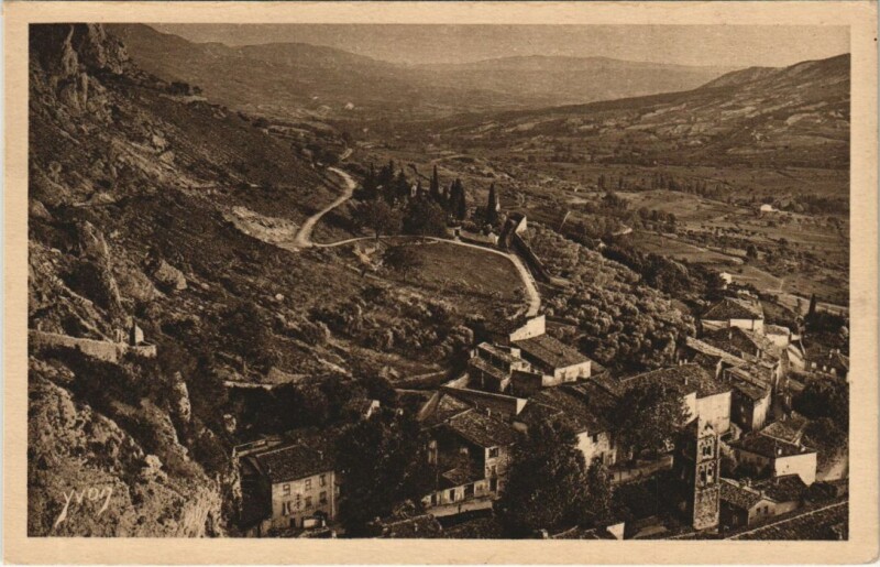 Carte postale ancienne La Vallée de Moustiers-Sainte-Marie à Moustiers-Sainte-Marie
