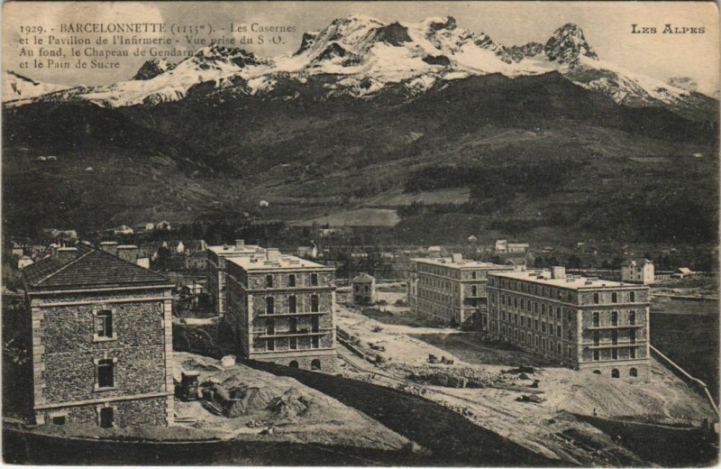 Carte postale ancienne Barcelonnette Les Casernes et le Pavillon de l'Infirmerie à Barcelonnette