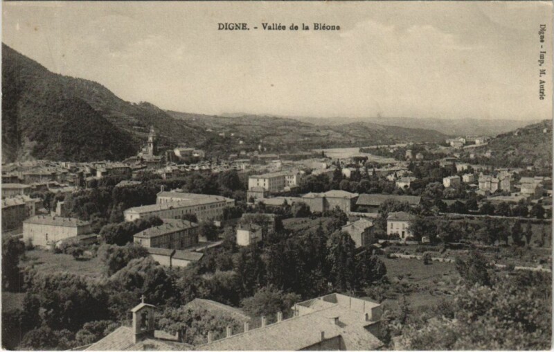 Carte postale ancienne Digne-les-Bains Vallee de la Bleone à Digne-les-Bains