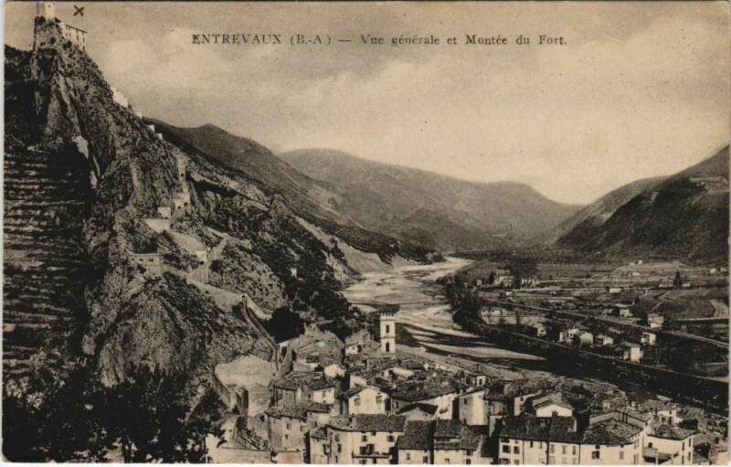 Carte postale ancienne Entrevaux Vue Generale et Montee du Fort à Entrevaux