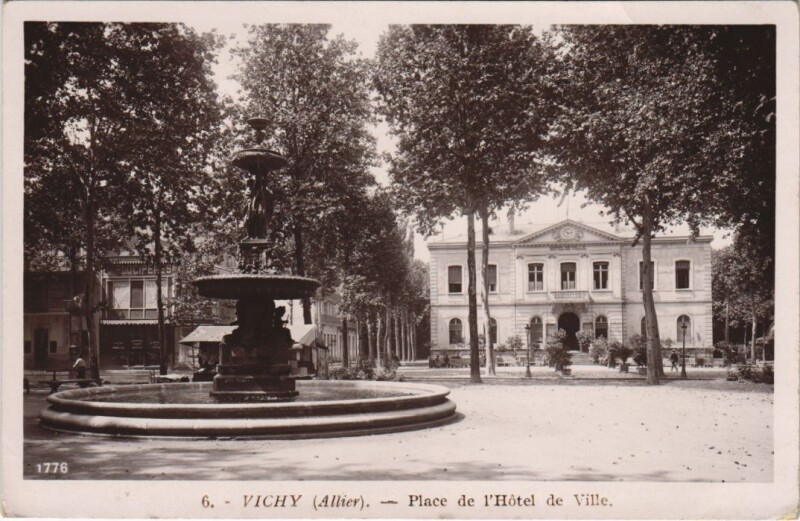 Carte postale ancienne Vichy Place de l'Hotel de Ville à Vichy