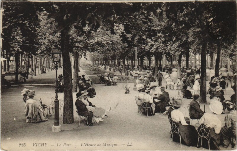 Carte postale ancienne Vichy Heure de Musique à Vichy