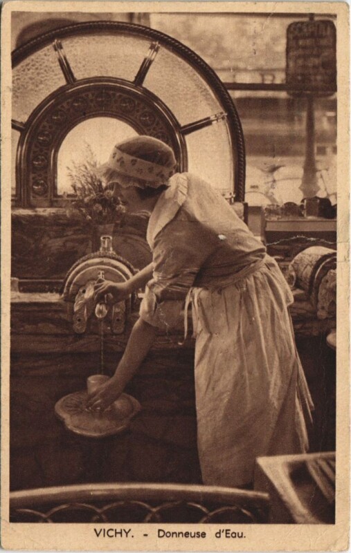 Carte postale ancienne Vichy Donneuse d'Eau à Vichy