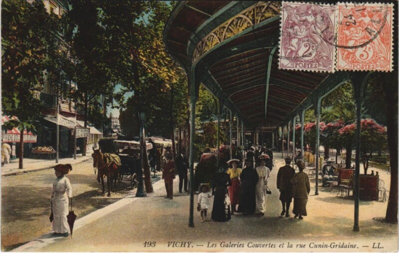 Carte postale ancienne Vichy Les Galeries couvertes à Vichy