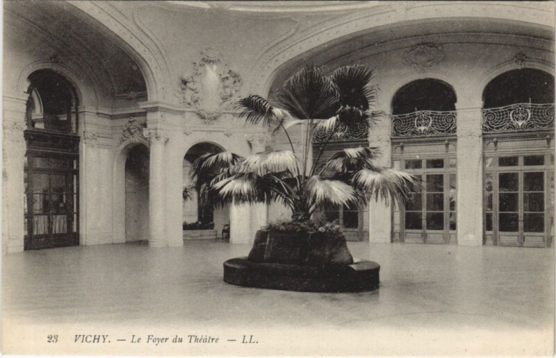Carte postale ancienne Vichy Foyer du Theatre à Vichy