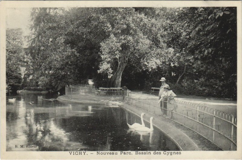 Carte postale ancienne Vichy Nouveau Parc ,Bassin des Cygnes à Vichy