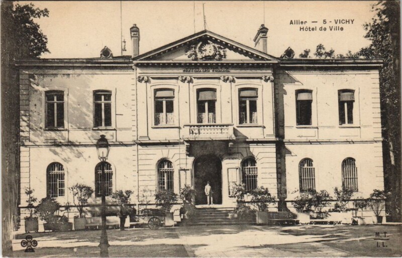Carte postale ancienne Vichy Hotel de Ville à Vichy