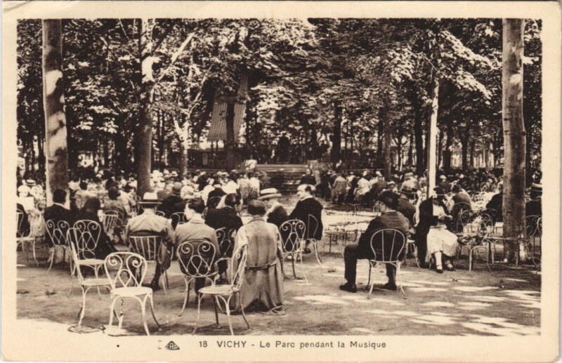 Carte postale ancienne Vichy Le Parc pendant la Musique à Vichy