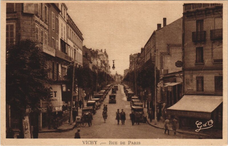 Carte postale ancienne Vichy Rue de Paris à Vichy