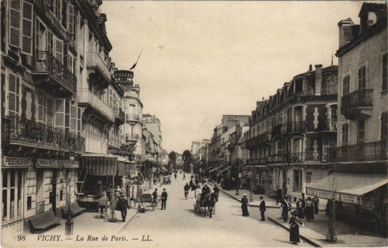 Carte postale ancienne Vichy Rue de Paris à Vichy