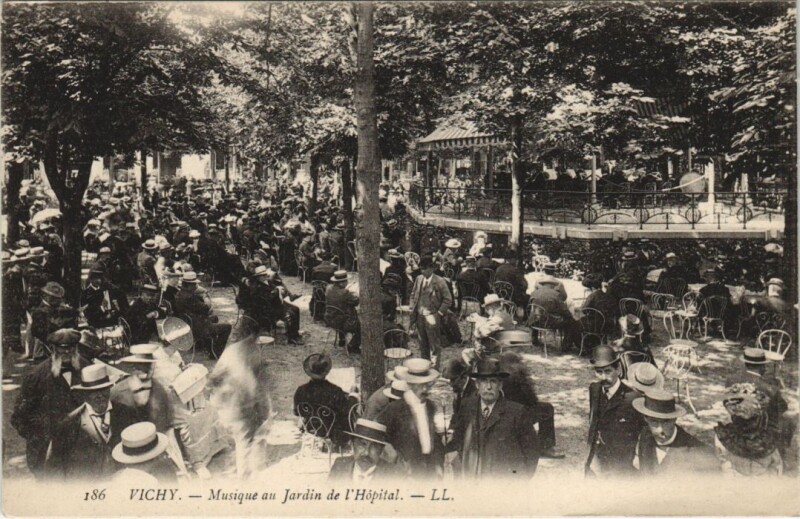 Carte postale ancienne Vichy Musique au Jardin de l'Hopital à Vichy