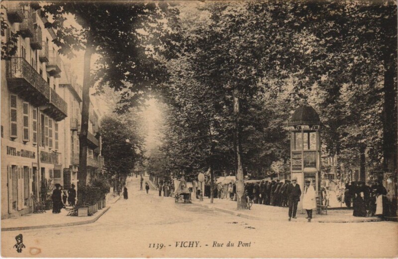 Carte postale ancienne Vichy Rue du Pont à Vichy
