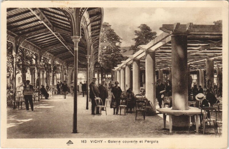 Carte postale ancienne Vichy Galerie couverte et Pergola à Vichy