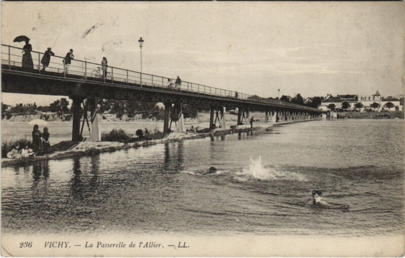 Carte postale ancienne Vichy La Passerelle de l'Allier à Vichy