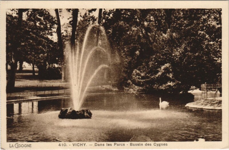 Carte postale ancienne Vichy Dans les Parcs, Bassin des Cygnes à Vichy