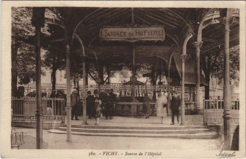 Carte postale ancienne Vichy Source de l'Hopital à Vichy