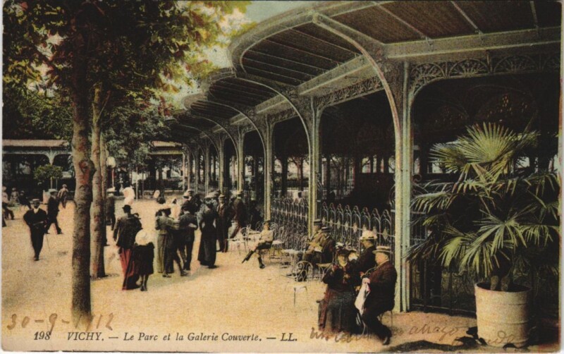 Carte postale ancienne Vichy Le Parc et la Galerie Couverte à Vichy
