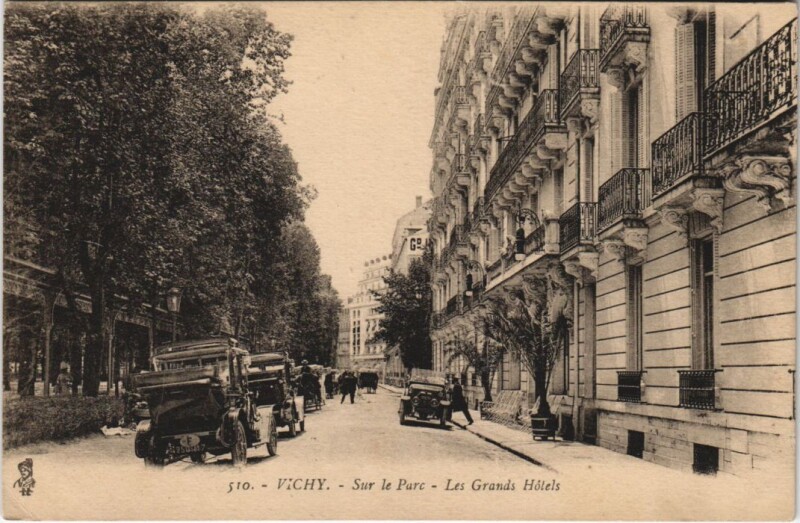 Carte postale ancienne Vichy sur le Parc, Les Grands Hotels à Vichy