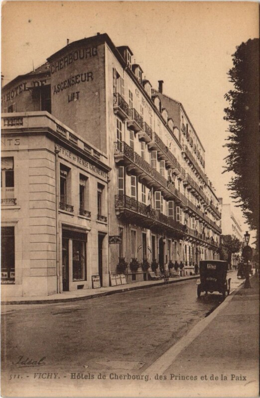 Carte postale ancienne Vichy Hotel du Cherbourg, des Princes et de la Paix à Vichy