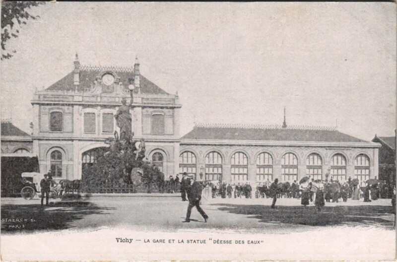 Carte postale ancienne Vichy La Gare et la Statue Deesse des Eaux à Vichy