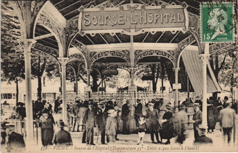 Carte postale ancienne Vichy Source de l'Hopital à Vichy