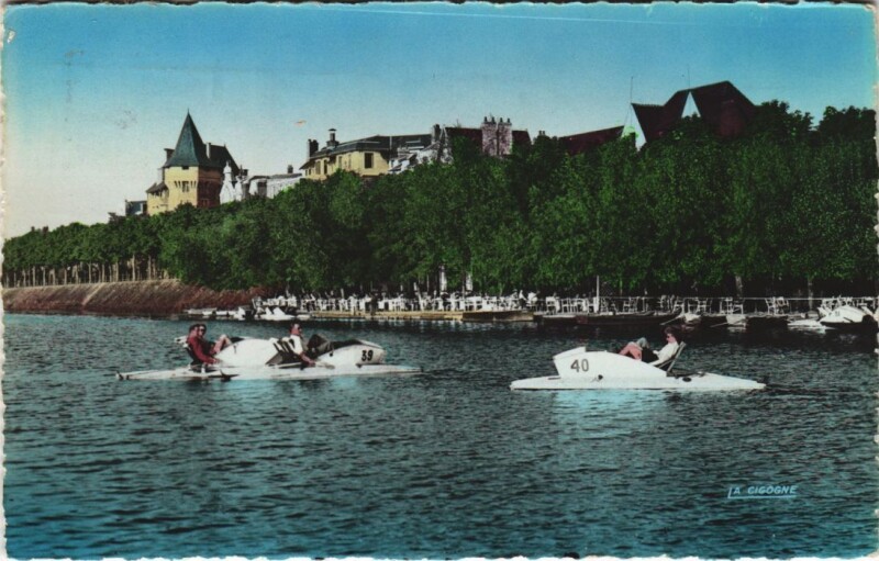 Carte postale ancienne Vichy Les bords de l'Allier, les pedalos à Vichy