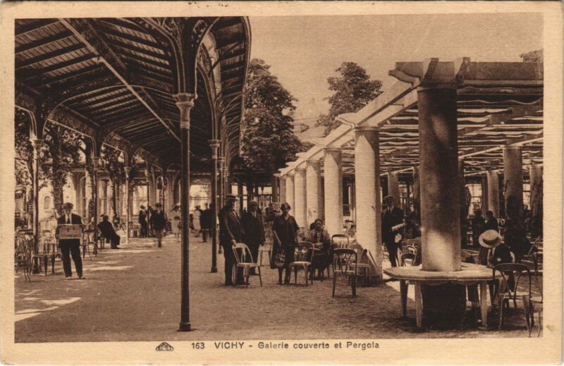 Carte postale ancienne Vichy Galerie couverte et Pergola à Vichy
