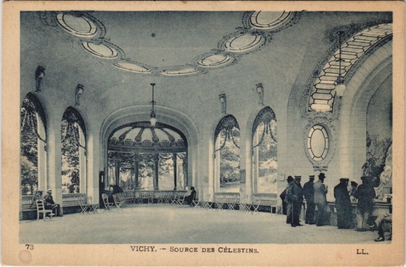 Carte postale ancienne Vichy Source des Celestins à Vichy
