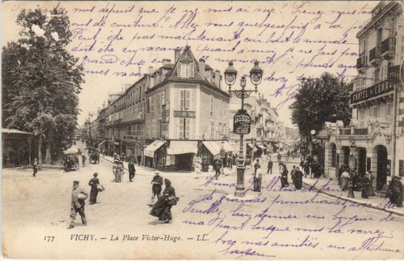 Carte postale ancienne Vichy Place Victor Hugo à Vichy