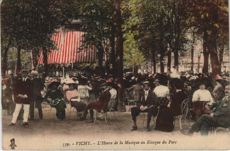 Carte postale ancienne Vichy Heure de la Musique au Kiosque du Parc à Vichy