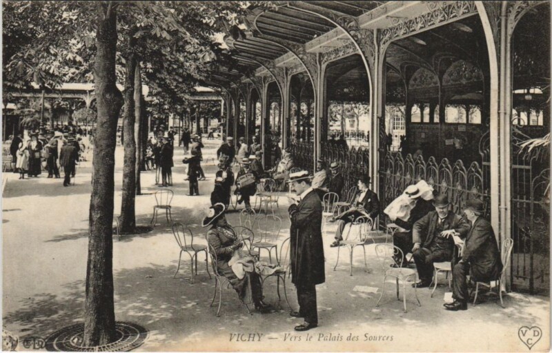 Carte postale ancienne Vichy Vers le Palais des Sources à Vichy