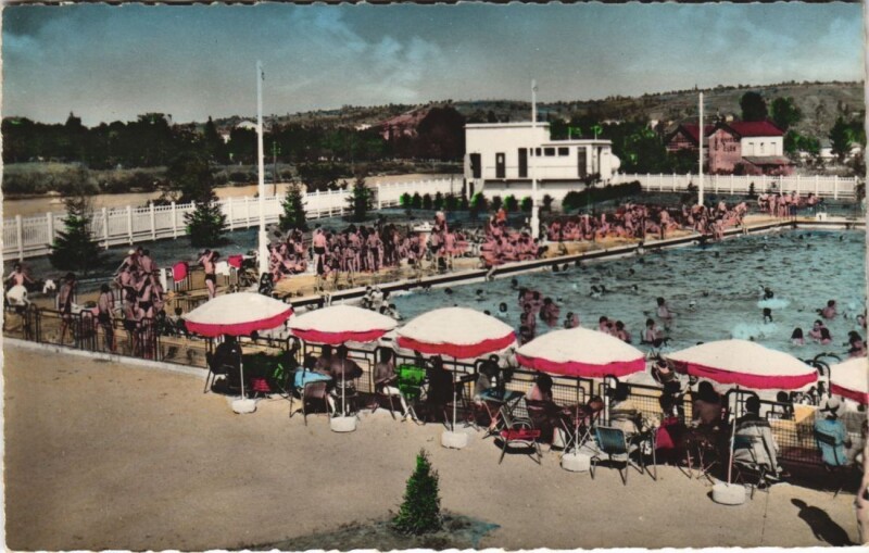 Carte postale ancienne Vichy La piscine de Bellerive à Vichy