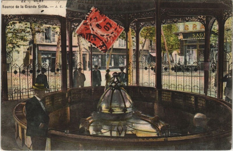 Carte postale ancienne Vichy Source de la Grande Grille à Vichy