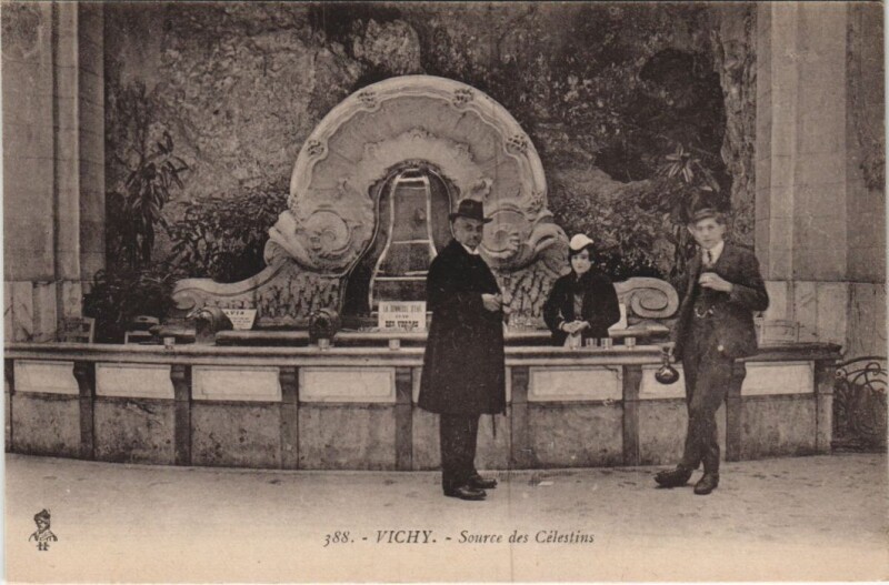 Carte postale ancienne Vichy Source des Celestins à Vichy